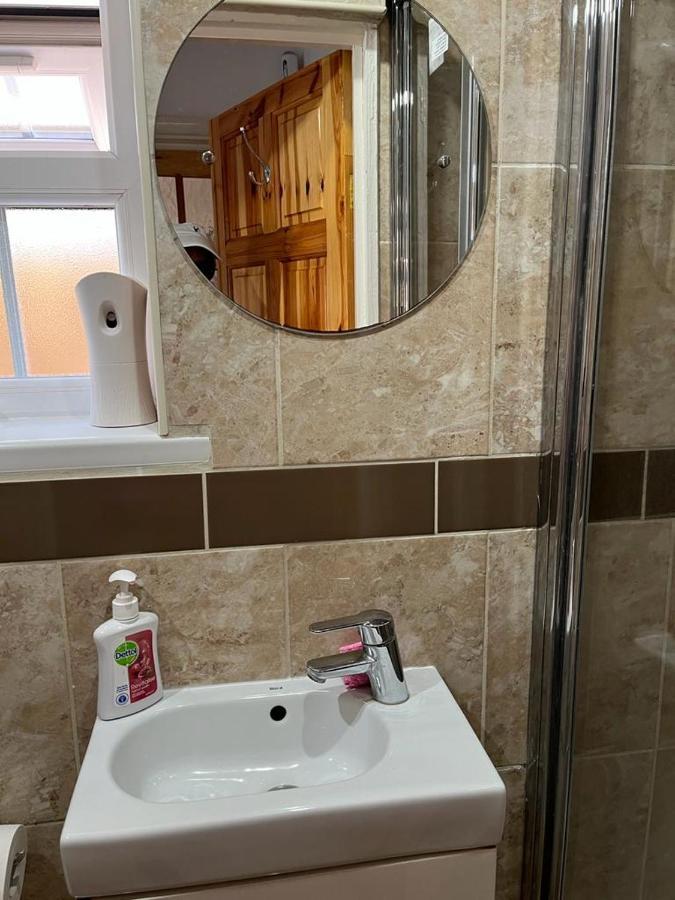 Large Double Bedroom With Free On Site Parking Kingston upon Thames  Exteriör bild