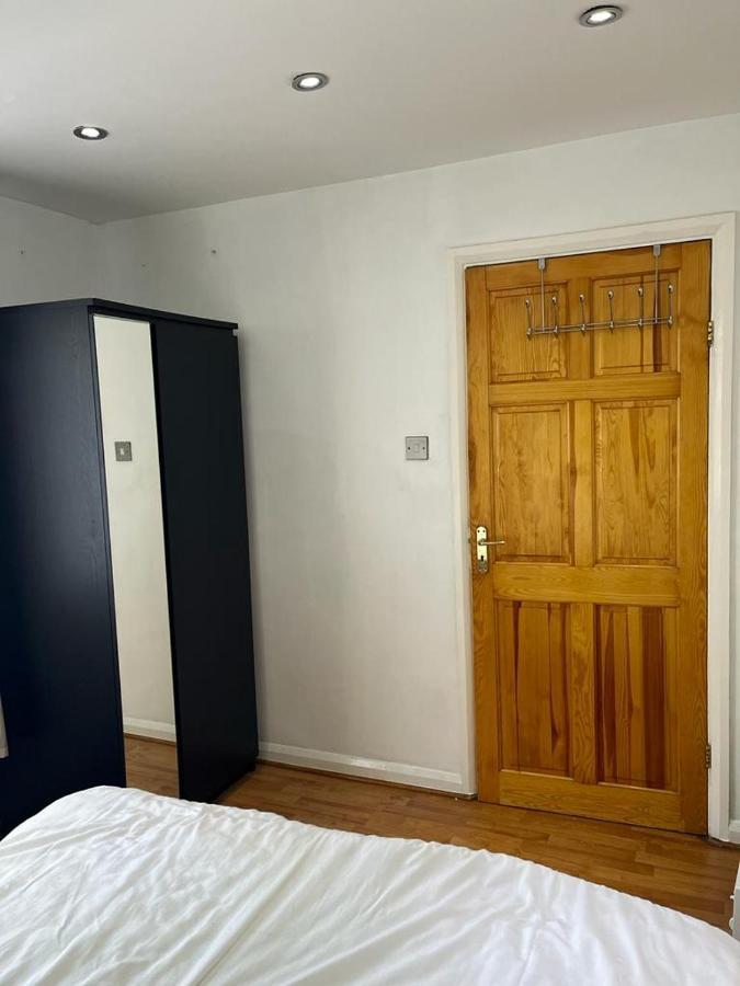 Large Double Bedroom With Free On Site Parking Kingston upon Thames  Exteriör bild