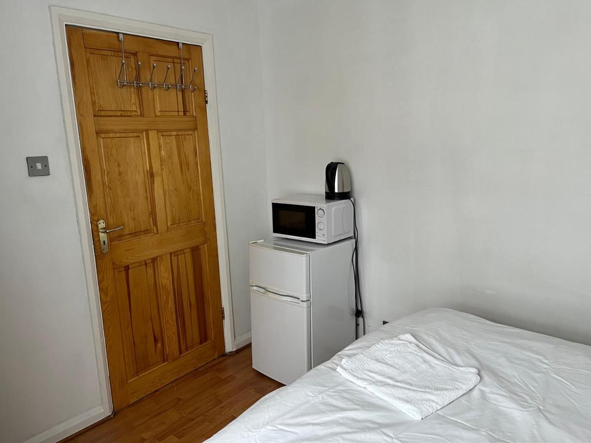 Large Double Bedroom With Free On Site Parking Kingston upon Thames  Exteriör bild